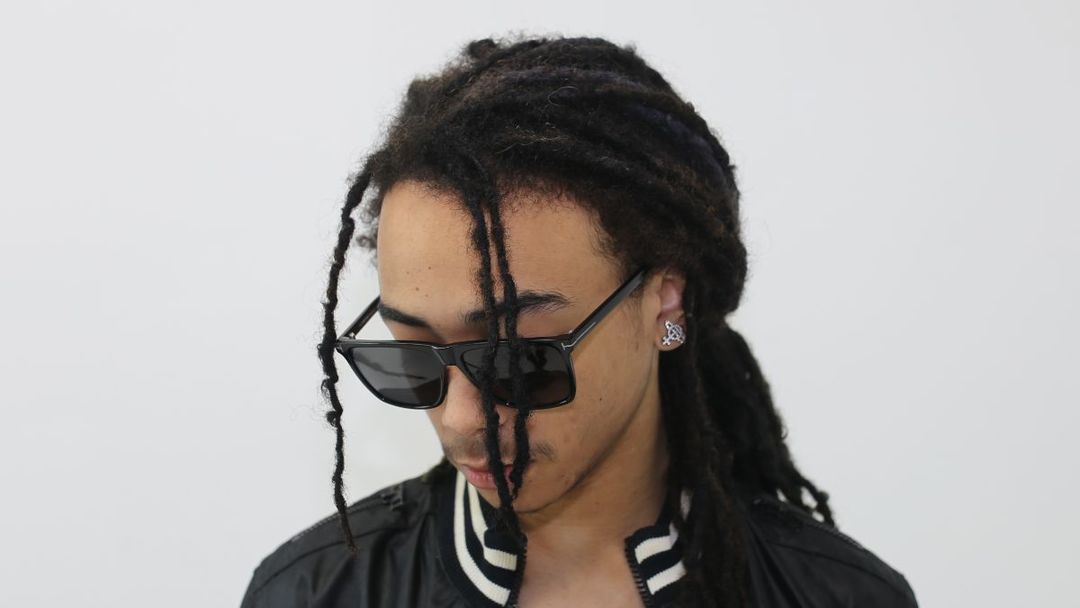 Che Celebrates Christmas With REST IN BASS Deluxe